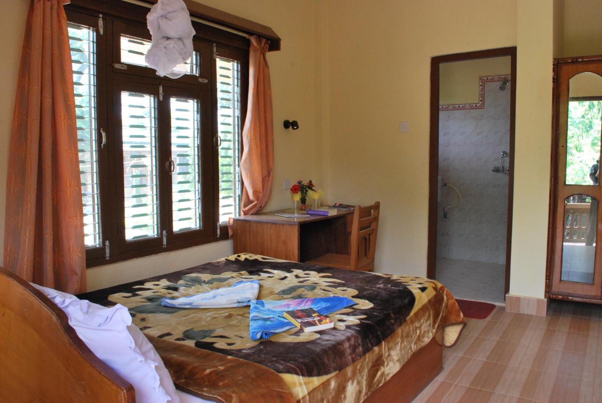 Rainbow Safari Resort Sauraha Exterior photo