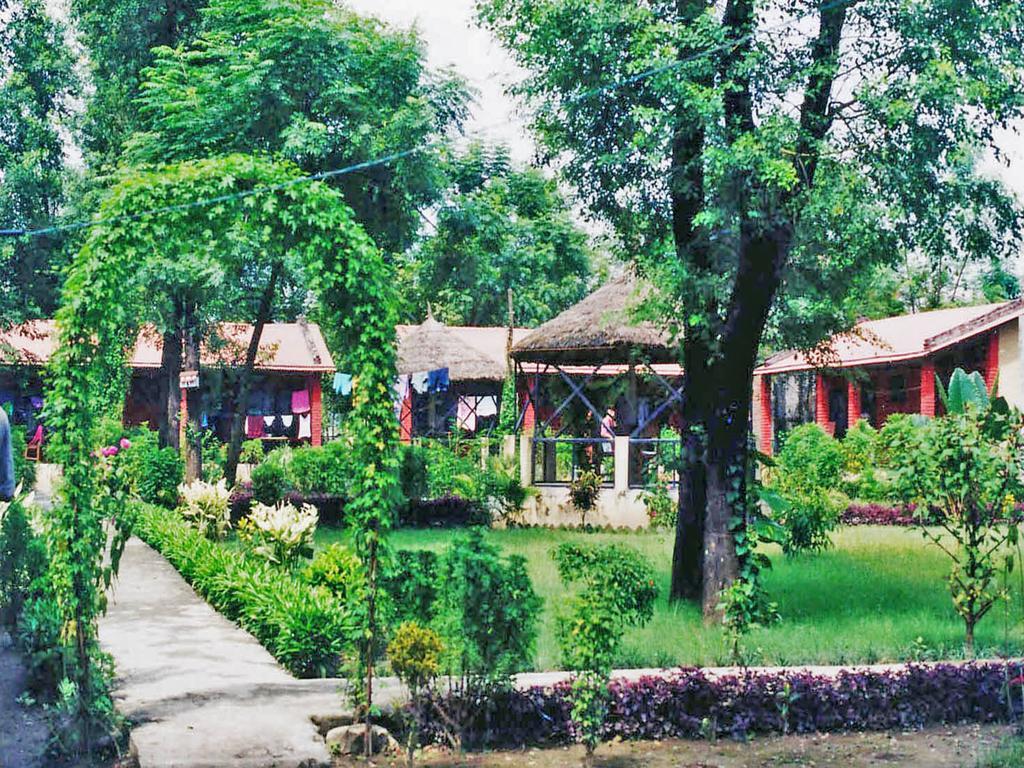 Rainbow Safari Resort Sauraha Exterior photo